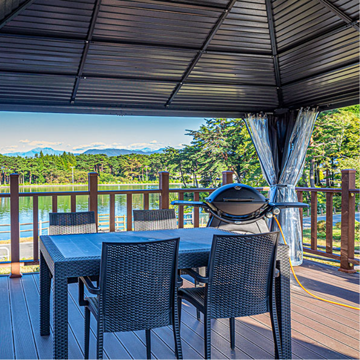 城ヶ池を望む開放的な空間 全天候型・ プライベートダイニング